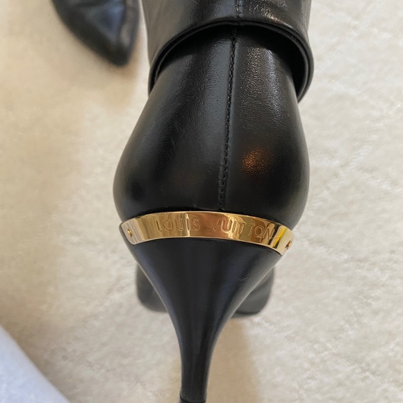 Louis Vuitton black booties can be worn up or down. Versatile and simple. - Picture 4 of 6